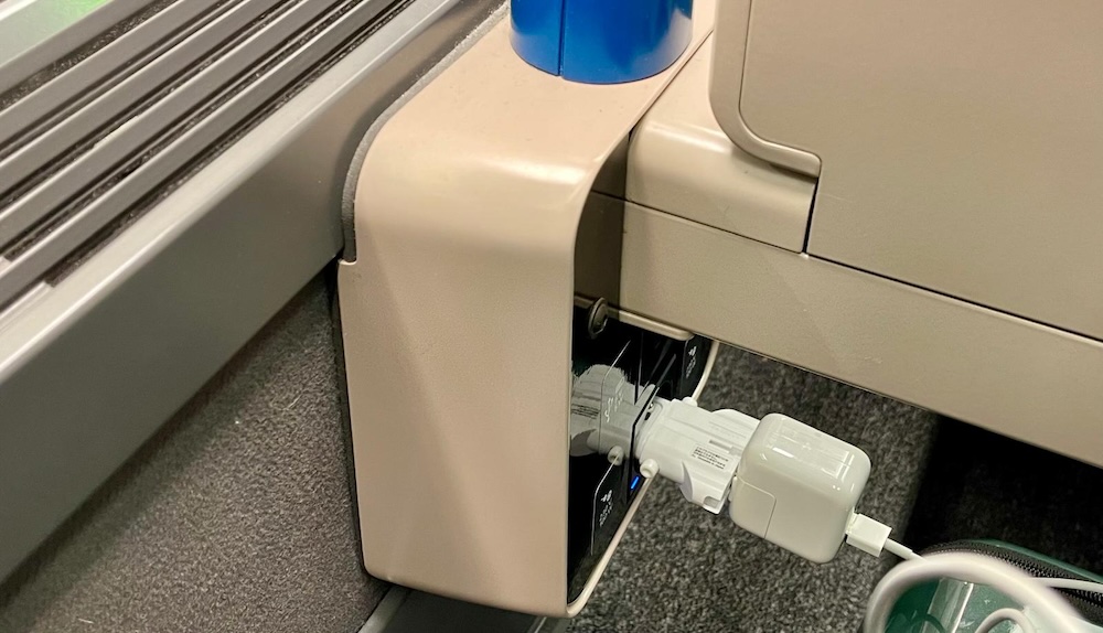 パリ・モンパルナス駅からTGV車内コンセント
