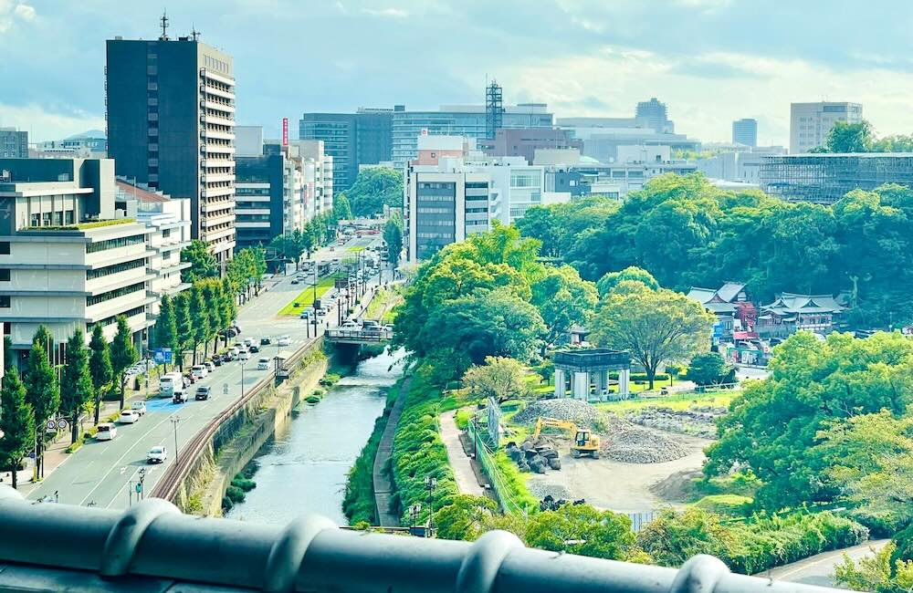 熊本市役所を望む