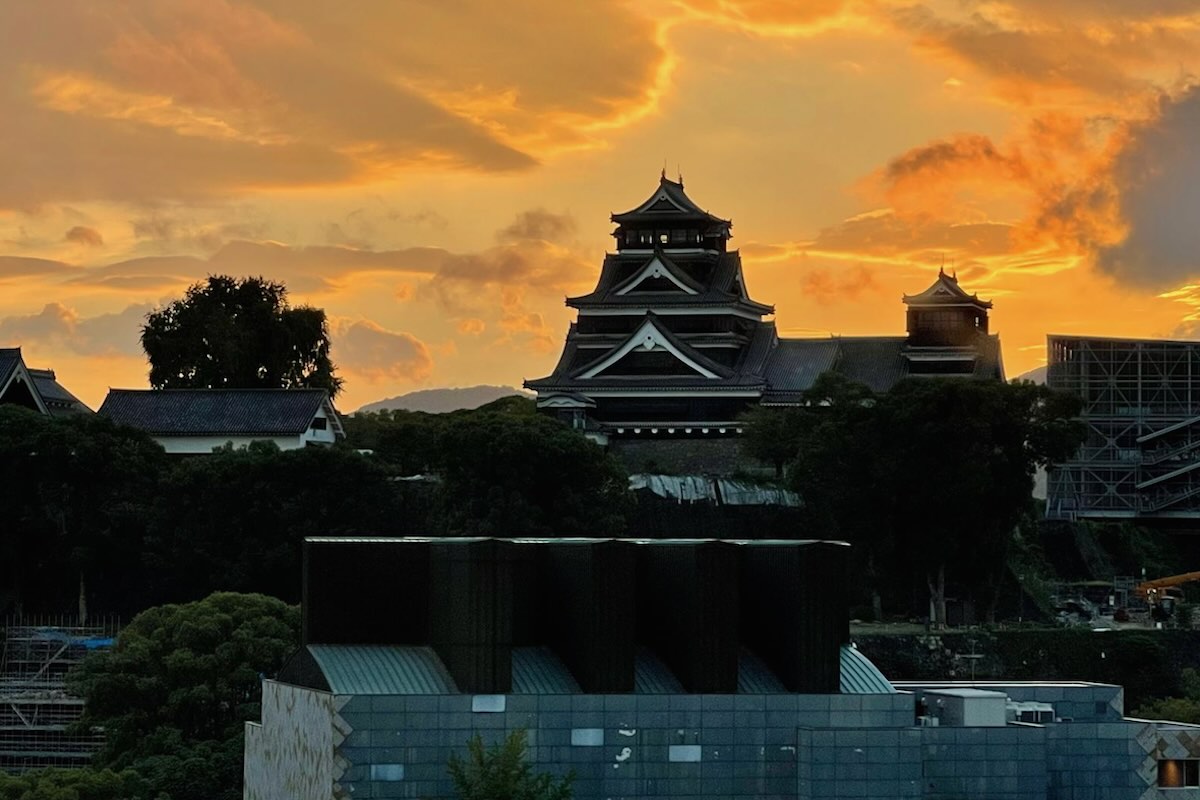 アークホテル熊本フリーラウンジからの夕暮れの熊本城ビュー