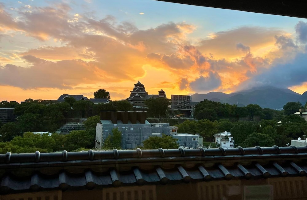 アークホテル熊本フリーラウンジからの夕暮れの熊本城ビュー