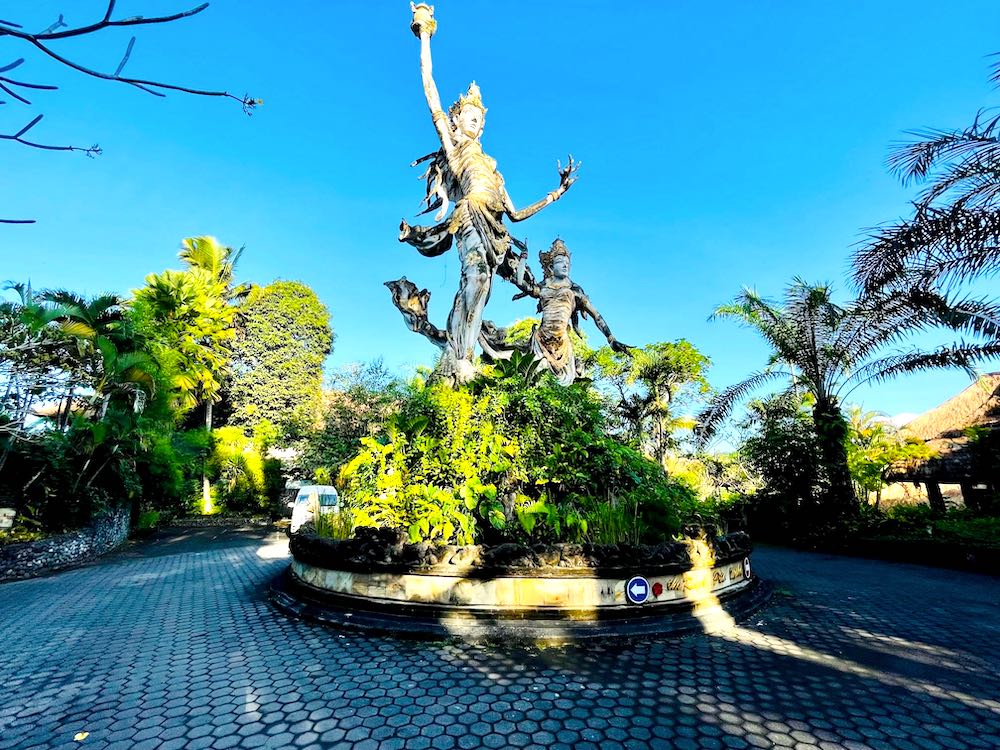 バリ島ウブド・ロイヤルピタマハのエントランス彫像