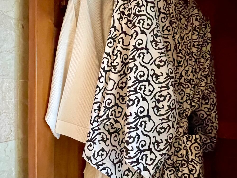 バリ島ウブド・ロイヤルピタマハのデラックスプールヴィラ 浴衣