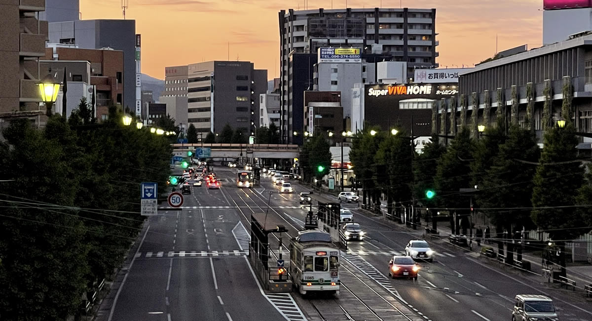 熊本市中央区電車通り 九品寺交差点方面を望む