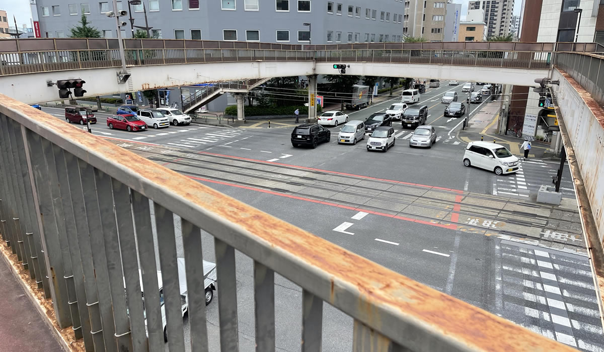 熊本市中央区電車通り・九品寺交差点の歩道橋