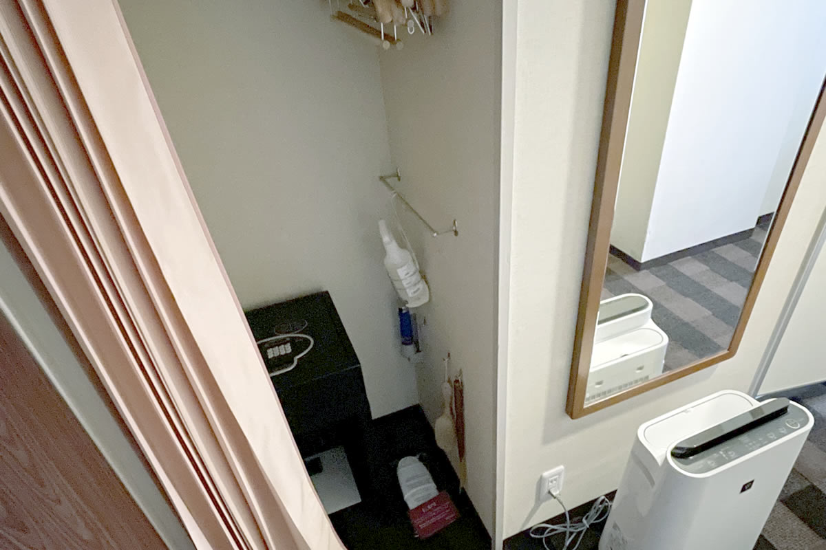 ANAクラウンプラザホテル熊本ニュースカイ客室・スタンダードセミダブル内の空気洗浄器とクローゼット