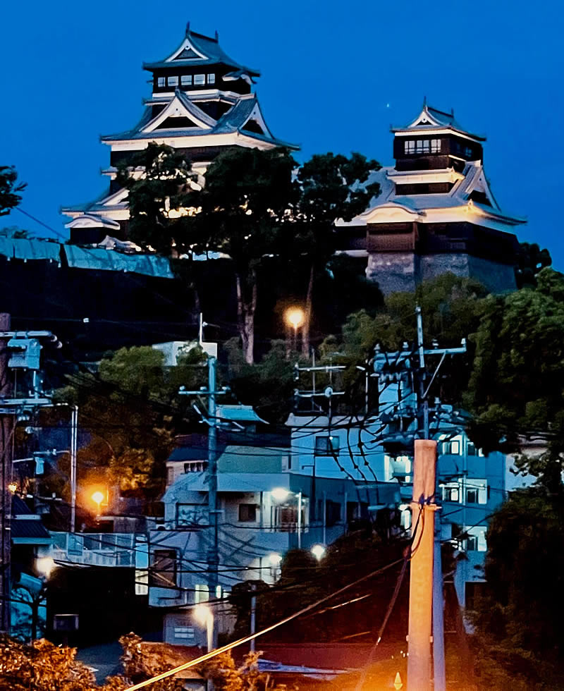 城東歩道橋で見る「熊本城ライトアップ」