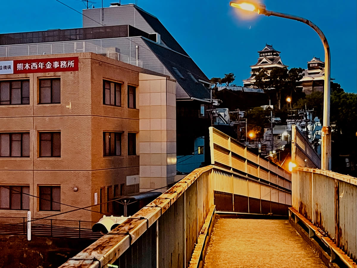 城東歩道橋で見る「熊本城ライトアップ」