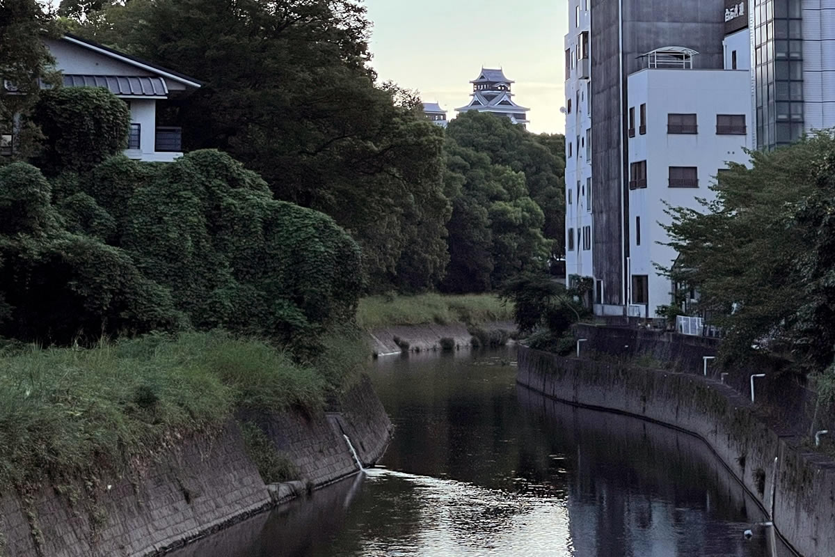 熊本市電「洗馬橋」電停の斜向かいにある船場橋から見る白川と熊本城