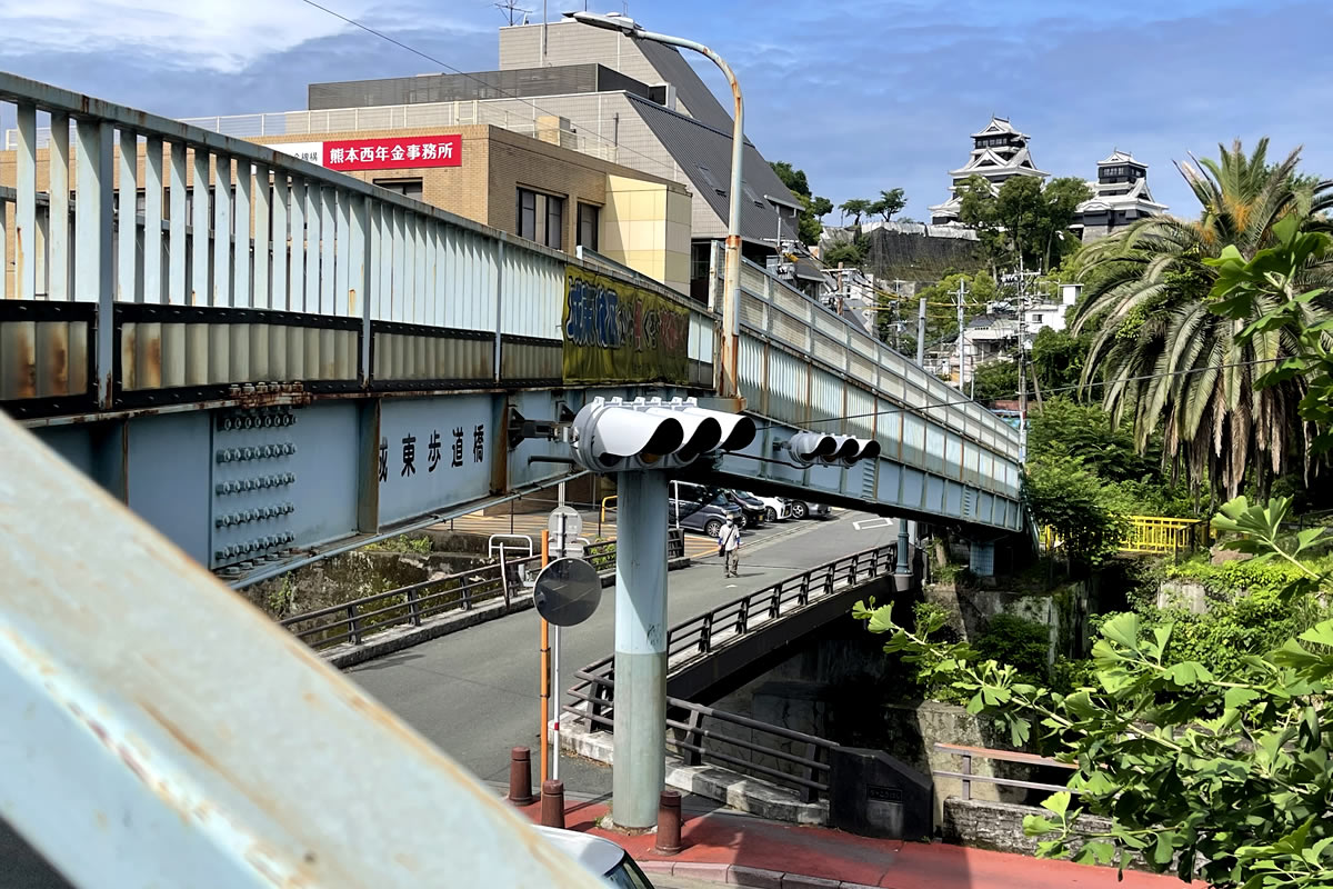 城東歩道橋と熊本城