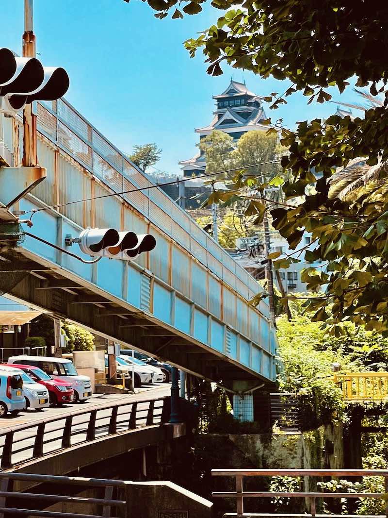 城東歩道橋越しで見る「熊本城」