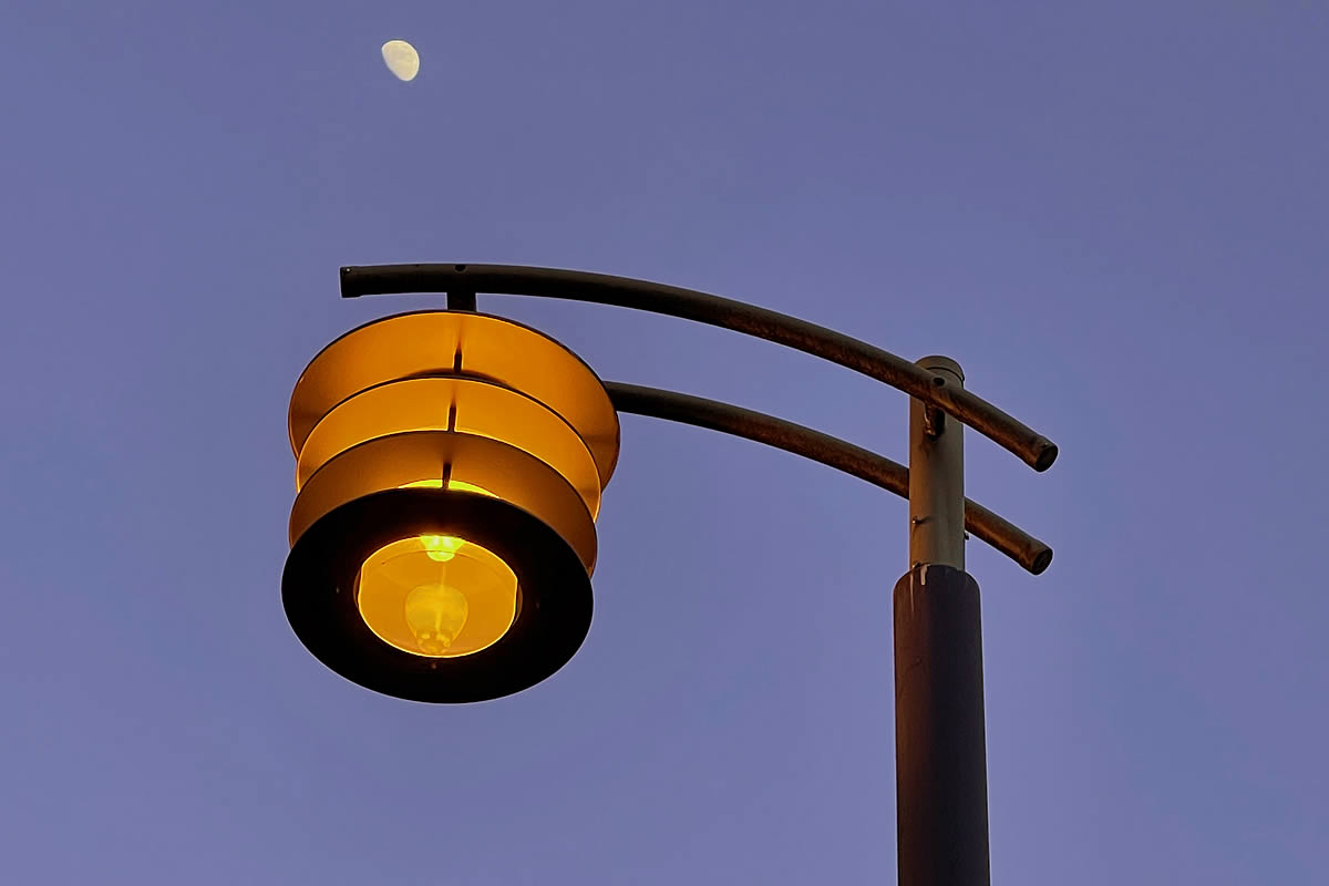 熊本城下町を彩る、小洒落た街灯と月夜