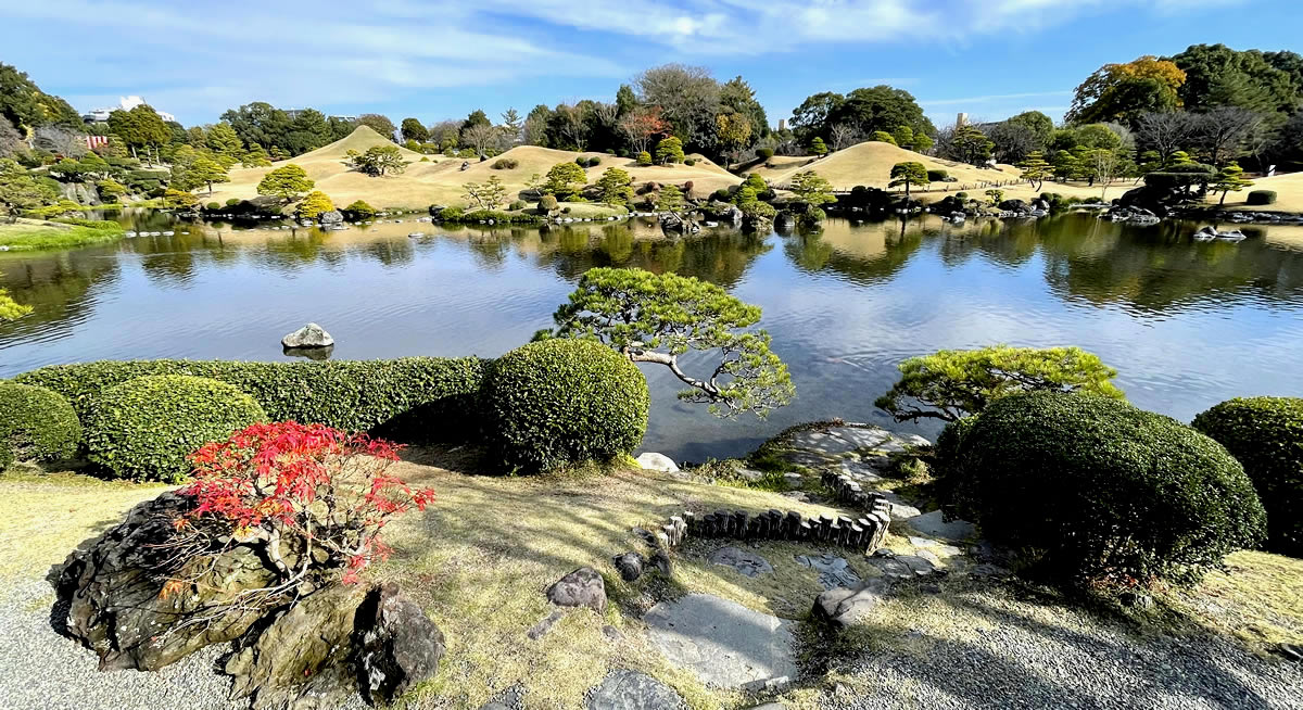 熊本市水前寺成趣園の湧水池と富士山を望む