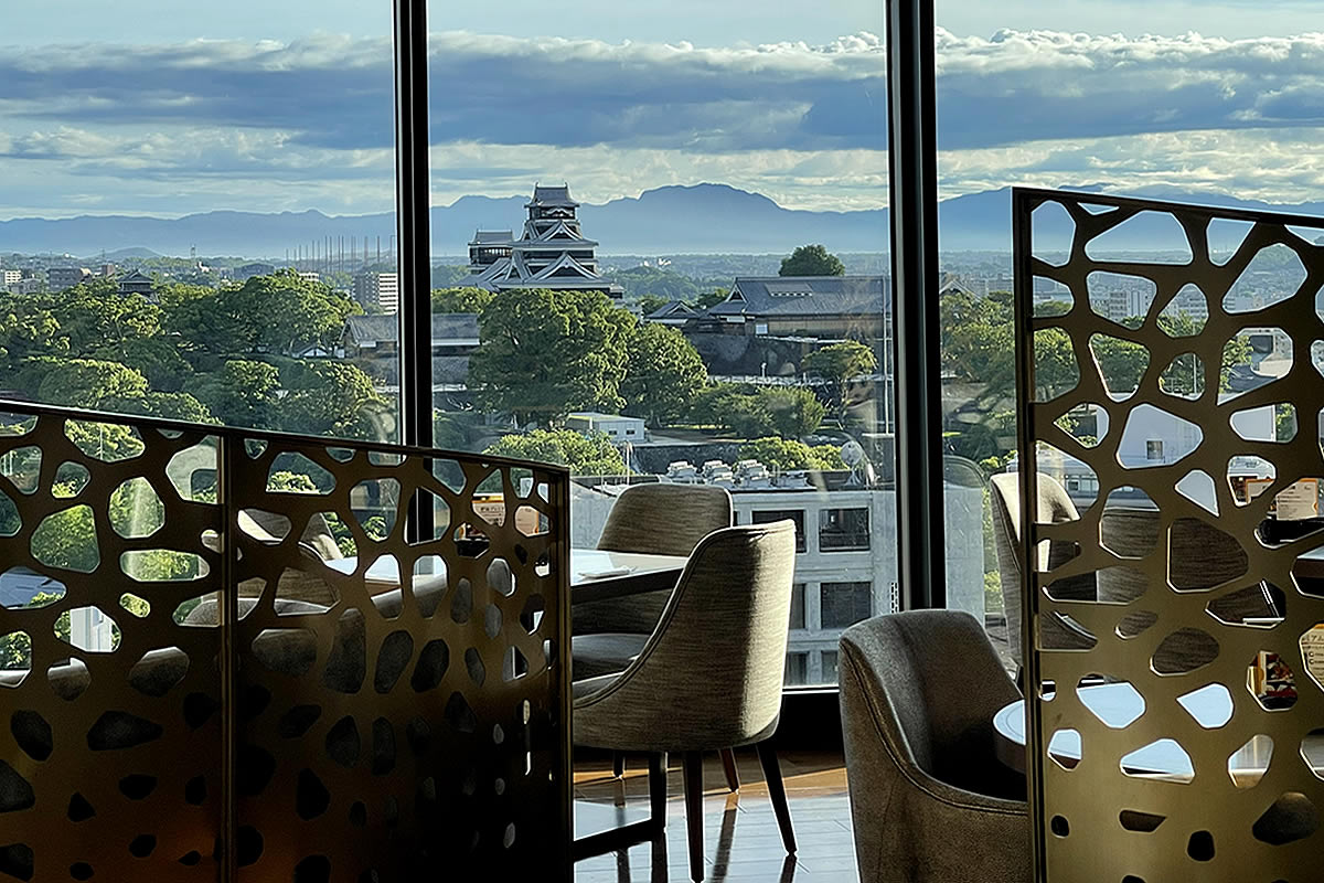 ホテルトラスティプレミア最上階では熊本雄大な阿蘇外輪山などを借景に熊本城や市街地を一望