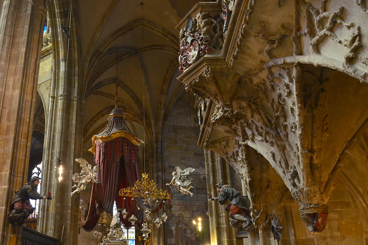 プラハ城聖ヴィート大聖堂彫像