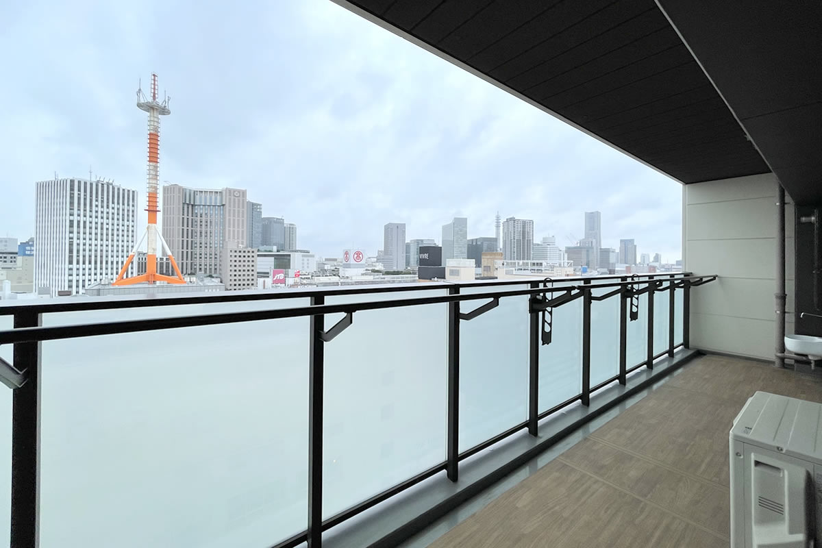 ブランズ横浜バルコニーから横浜ランドマークタワー方面を望む