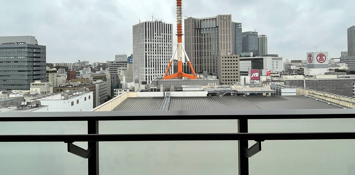 正面にシェラトンホテルなど横浜駅西口の商業ビル群を望むブランズ横浜