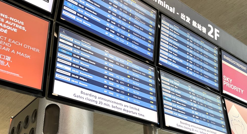 パリ・シャルル・ド・ゴール空港 国際線フライト出発時刻案内板