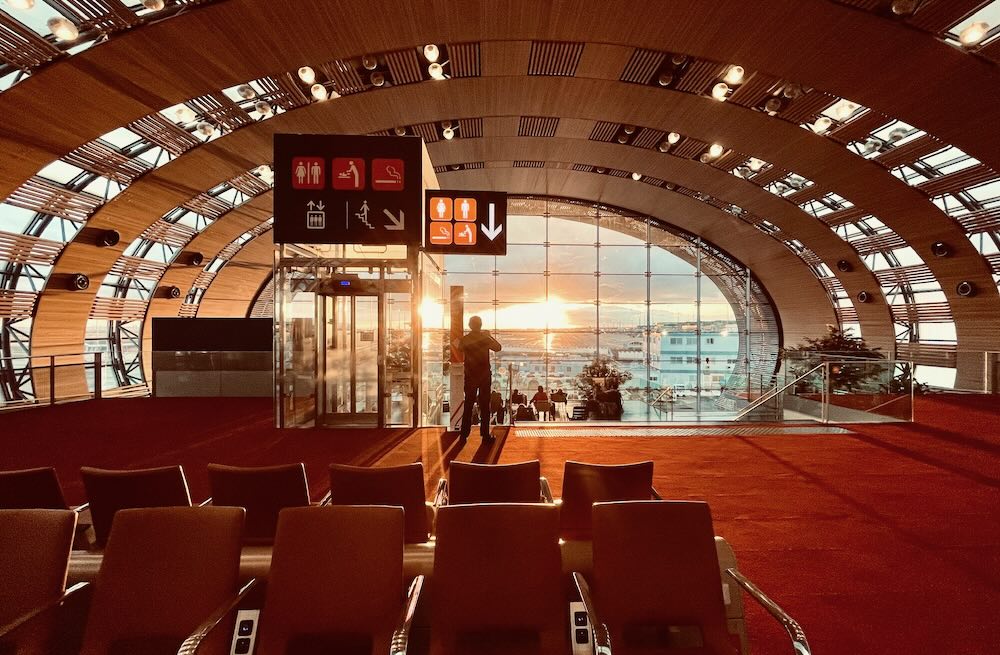 シャルル・ド・ゴール国際空港ターミナル2搭乗待合から見る夕陽室