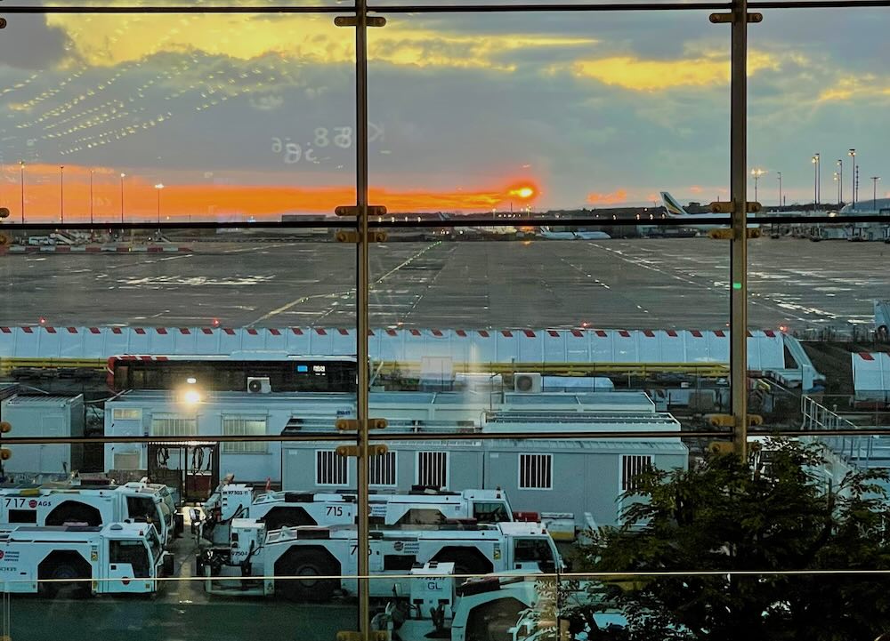 シャルル・ド・ゴール国際空港ターミナル2搭乗待合室から見る夕陽