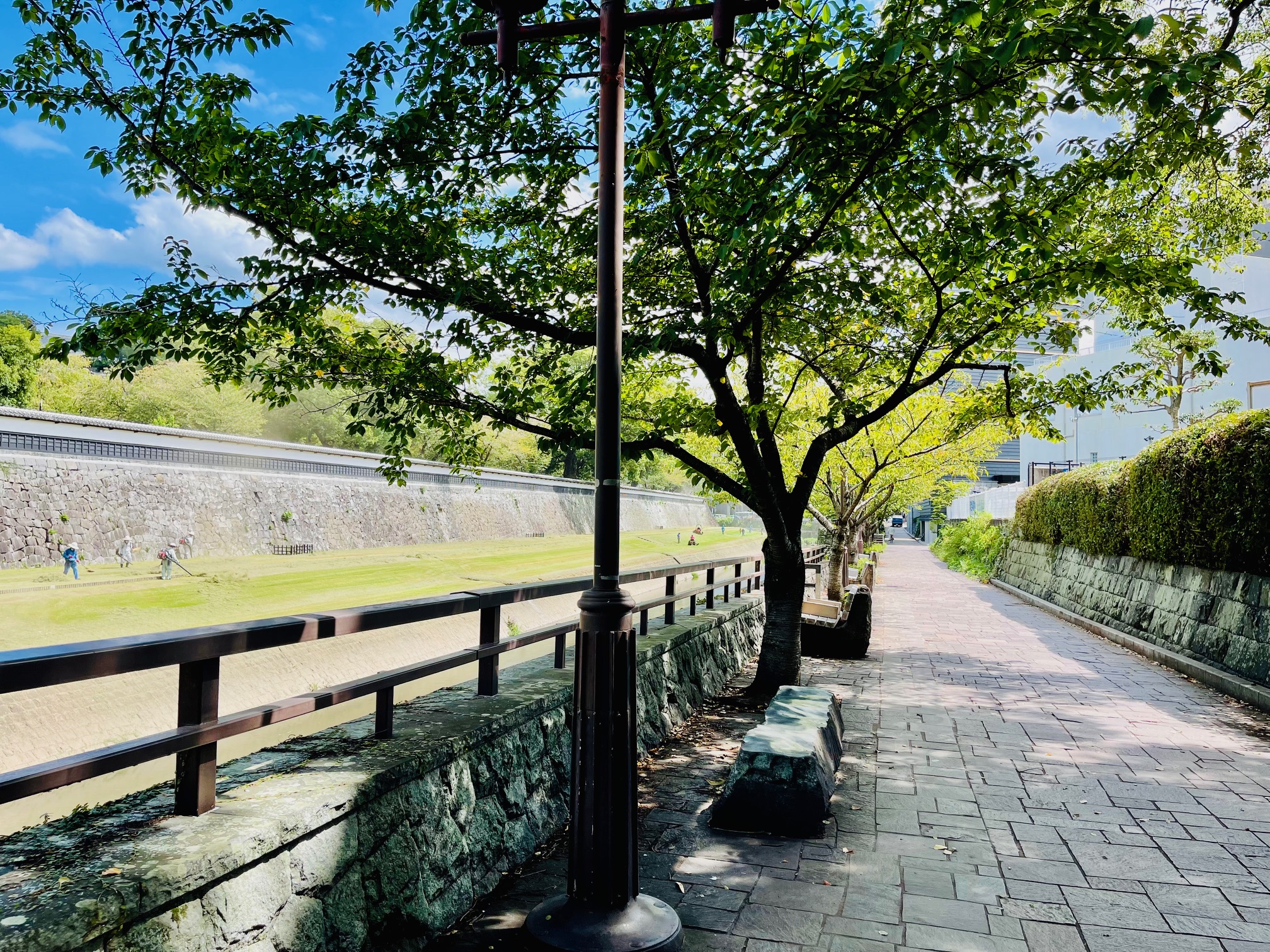 熊本長塀を臨む遊歩道