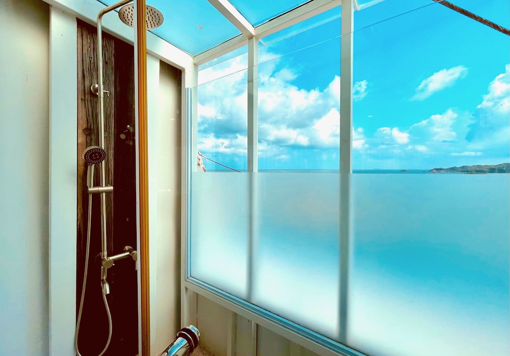 ビンタン島のドゥロス・フォス・ザ・シップホテル、マスターマリナースイートのバスルームのシャワー室