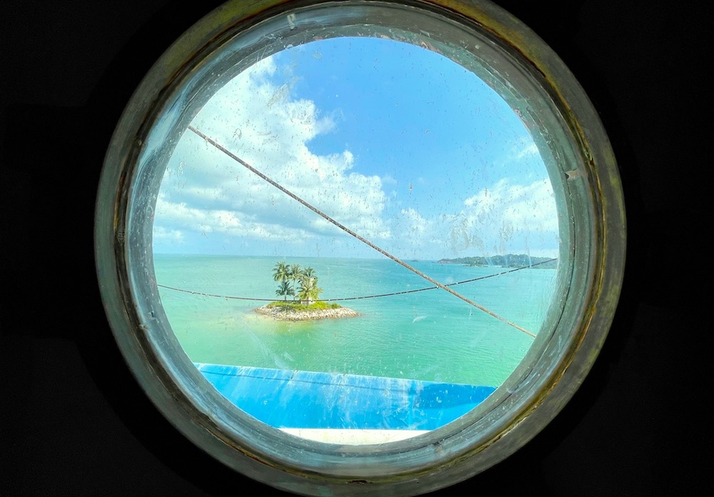 ビンタン島のドゥロス・フォス・ザ・シップホテル、マスターマリナースイートのベッドルーム客船の名残の丸い窓