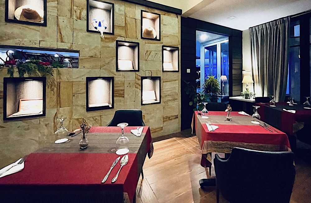ビンタン島のドゥロス・フォス・ザ・シップホテルのオランダの食文化に起源を持つインドネシア料理レストランArisetaffel