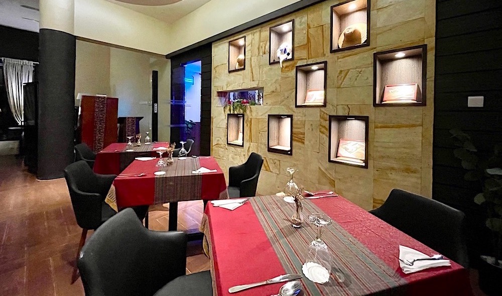 ビンタン島のドゥロス・フォス・ザ・シップホテルのオランダの食文化に起源を持つインドネシア料理レストランArisetaffel