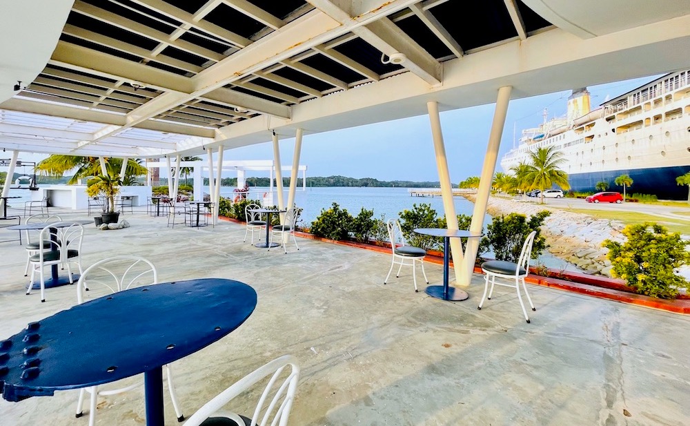 ビンタン島のドゥロス・フォス・ザ・シップホテルのプールサイド