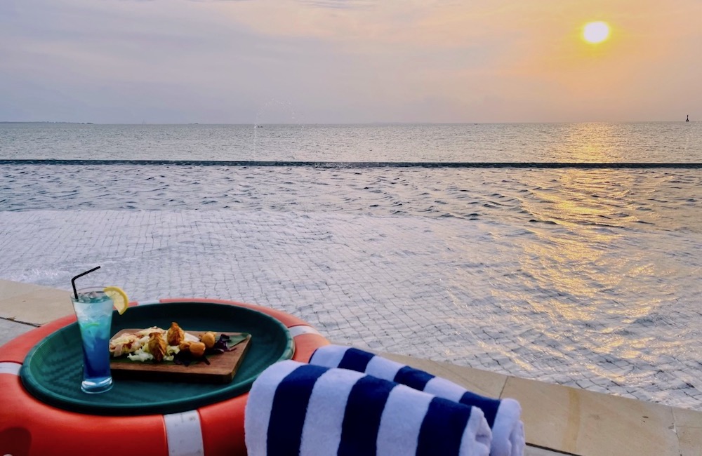 ビンタン島のドゥロス・フォス・ザ・シップホテルのプールバーで軽食