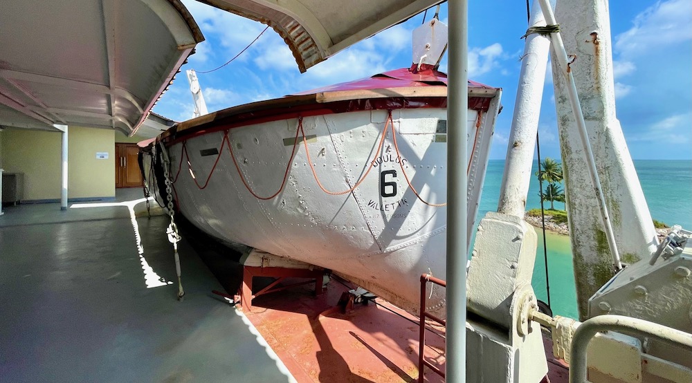ビンタン島のドゥロス・フォス・ザ・シップホテルの救命ボート