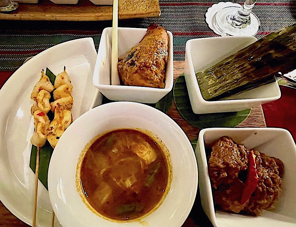 ビンタン島のドゥロス・フォス・ザ・シップホテル特製のインドネシア伝統料理『ライスターフェル』