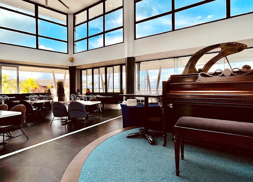 ビンタン島のドゥロス・フォス・ザ・シップホテルのピアノラウンジ