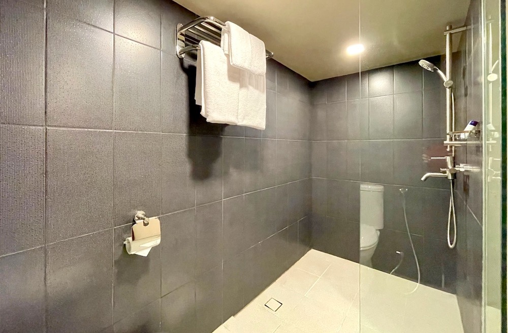 ビンタン島のドゥロス・フォス・ザ・シップホテルのデラックスプラスキャビンバスルームシャワー