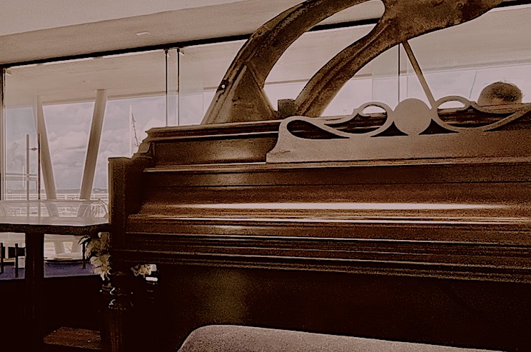 ビンタン島のドゥロス・フォス・ザ・シップホテルの1940年代に製造された木製ピアノ