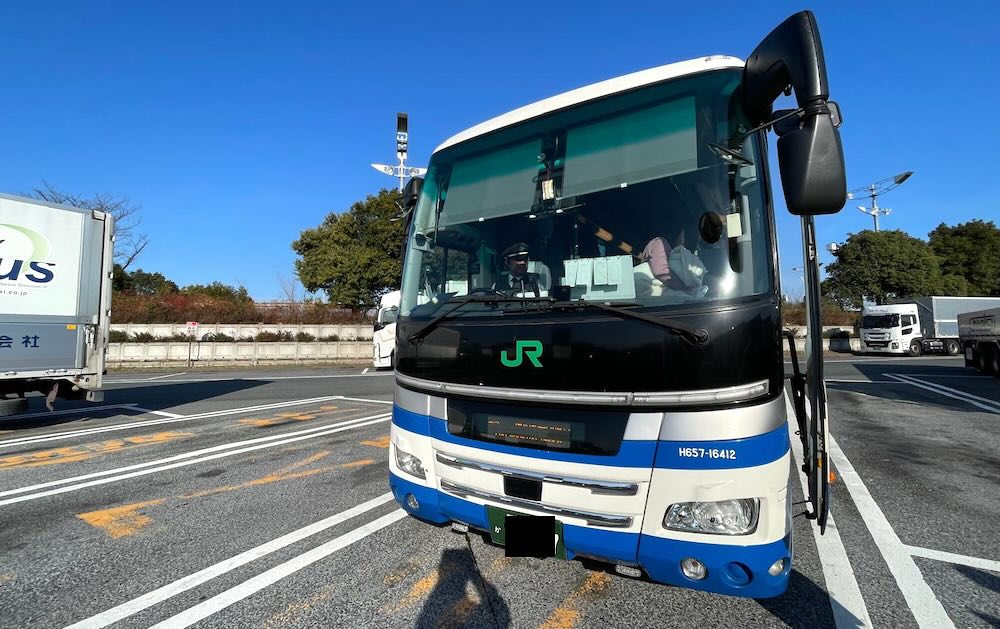 上里サービスエリア駐車場に停車する高速バス