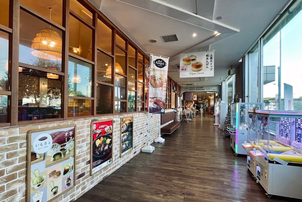 上里サービスエリアのレストラン通路