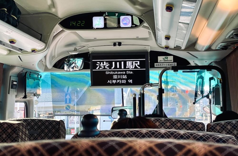 高速バス車内から見る渋川駅の到着案内表示