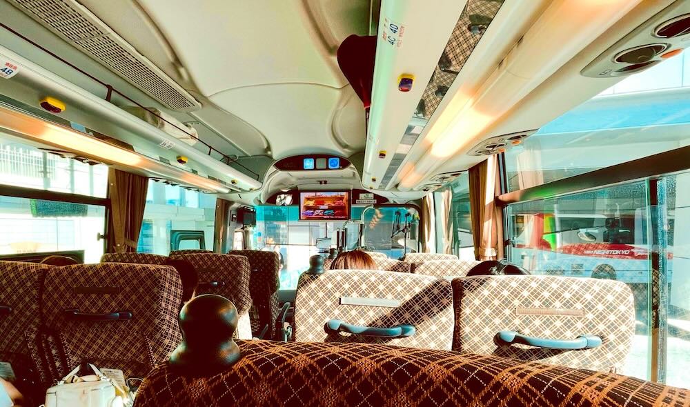 伊香保行き高速バスの出発前の車内の様子