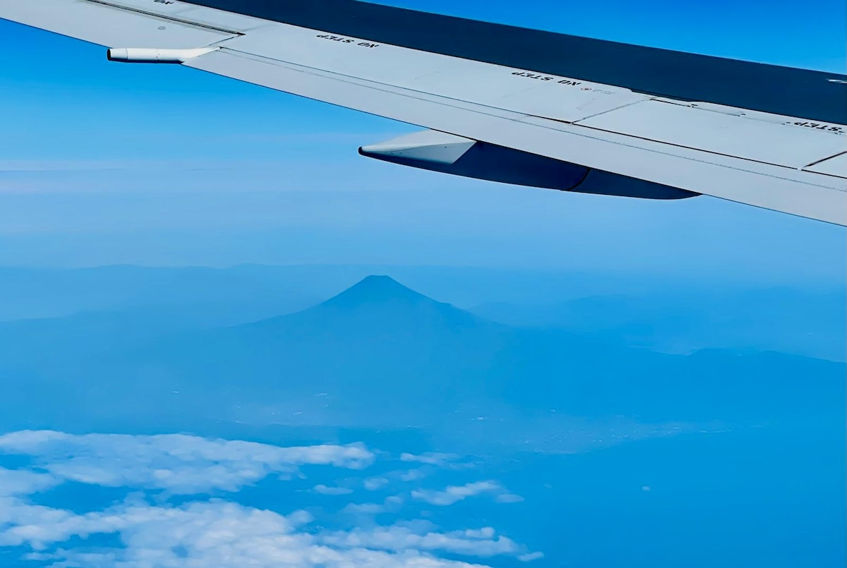 上空から富士山を望む