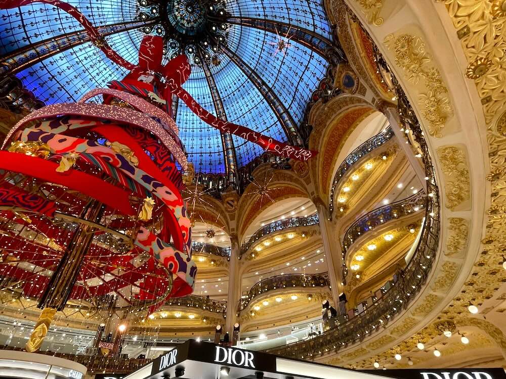 ギャラリー・ラファイエットのクーポラ天井とクリスマスツリー