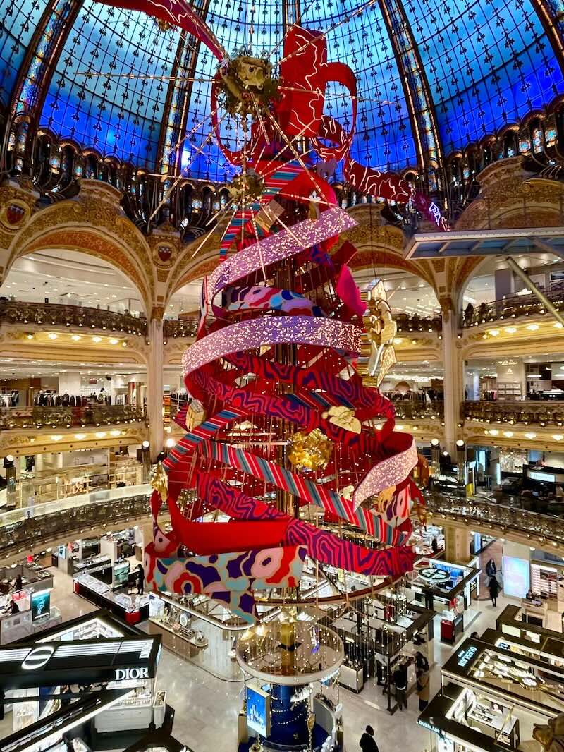 ギャラリー・ラファイエット本館にそびえ立つクリスマスツリーとクーポラ天井