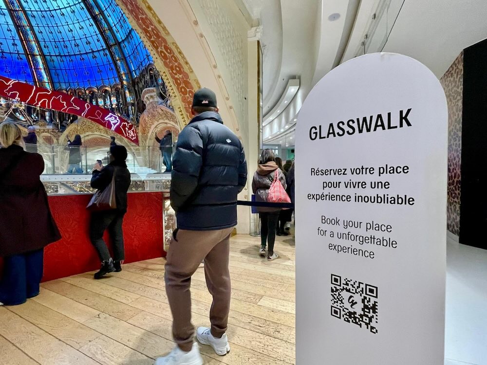 上階バルコニーから見下ろすギャラリー・ラファイエットの吹き抜けとクリスマスツリー