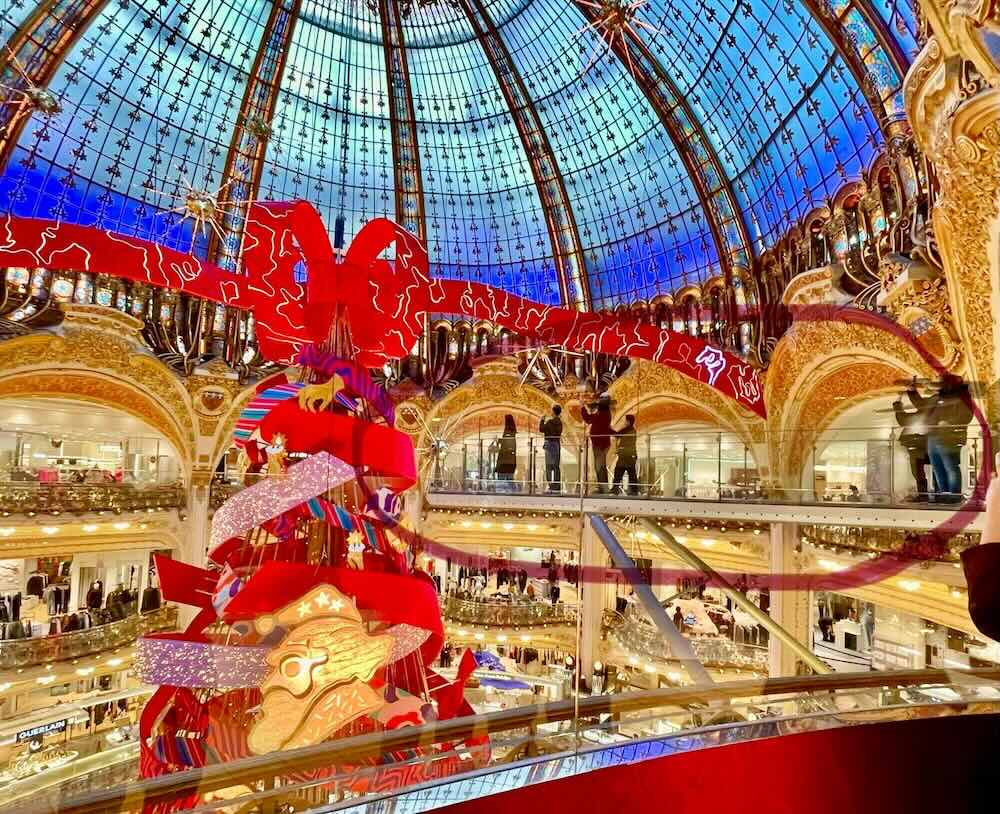 グラスウォークから見下ろすギャラリー・ラファイエットのクリスマスツリー