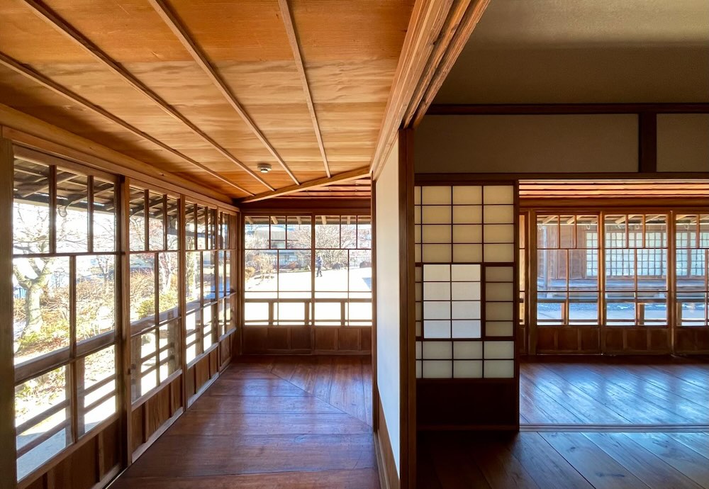 ハワイ王国公使別邸の縁側と外の景色