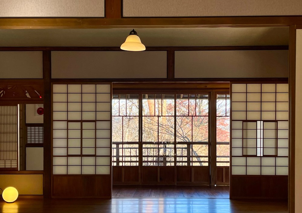 部屋の奥から見るハワイ王国公使別邸の窓と景色