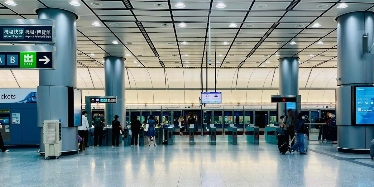香港駅到着後の改札前風景