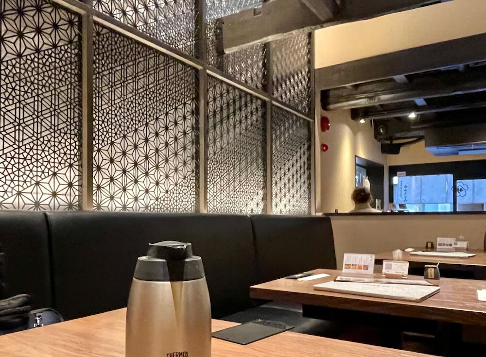 花山うどん 伊香保石段店の店内 デザイン格子と落ち着いた空間