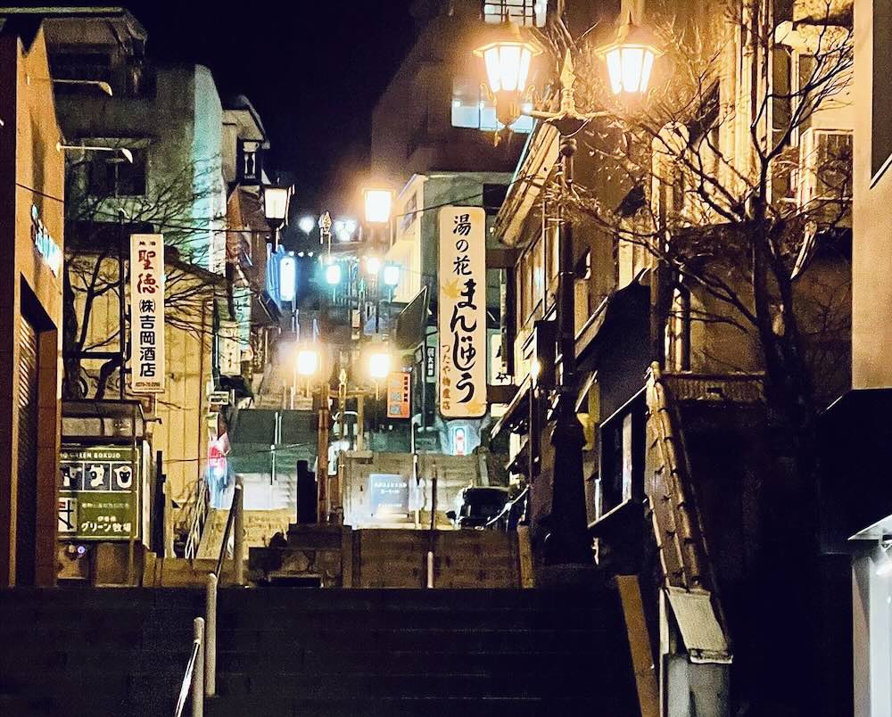 夜の伊香保温泉 石段街 灯りと看板が連なる温泉街の賑わい