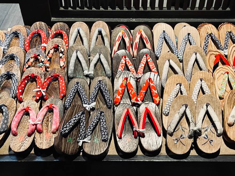 伊香保温泉 石段街 夜の店先に並ぶ下駄